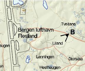 B) Ståsted Flyplassveien øst Dagens situasjon: Det småkuperte landskapet ved Stokkhaugen, avgrenses mot flyplassen av kollene Ljosarhaugen, Kongshaugen og Lilandshaugen som skjermer for innsyn.