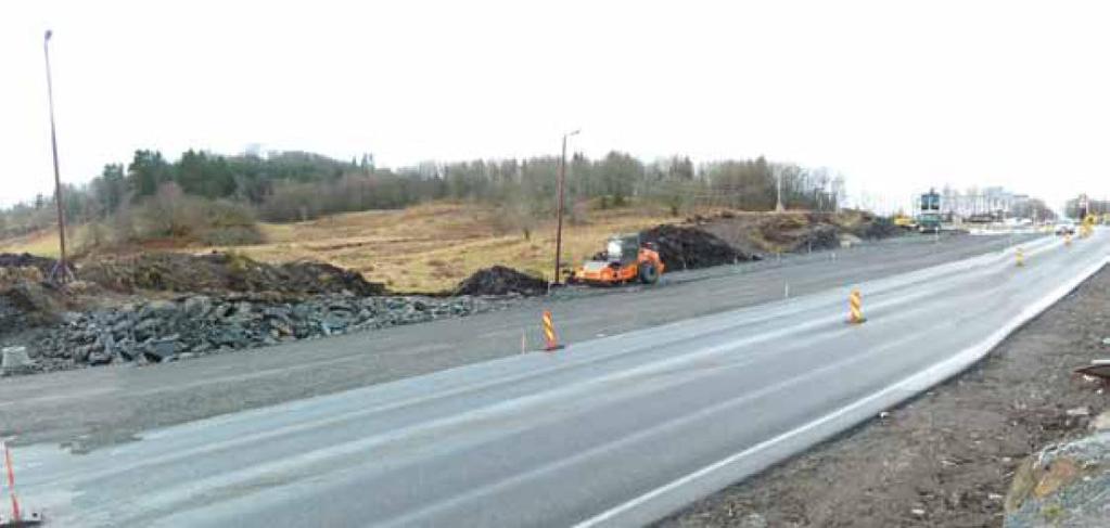 Det småkuperte beitelandskapet på Liland er godt synlig herfra, men utvidelse av Flyplassvegen spiser seg inn på jordene.