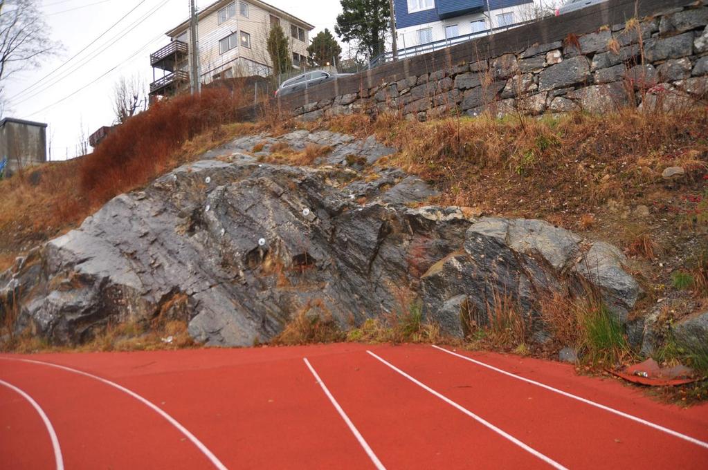 5 Ingeniørgeologiske observasjoner Figur 5: Bergskrent og eksisterende mur syd for Johan Berentsens vei Berggrunnen i området består av granittisk gneis.