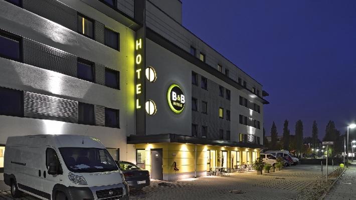 B&B Hotel München-Messe Dette hotellet tilbyr en enkel og behagelig base i utkanten av München, hvorfra dere enkelt kan komme dere inn til sentrum av byen.