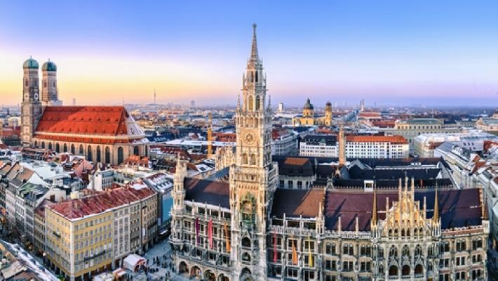 livlig internasjonal handelsby og et mekka for shopping. München har masse spennende historie og er omgitt av noe at Tysklands ypperste natur som gjemmer på mange opplevelser for både barn og voksne.