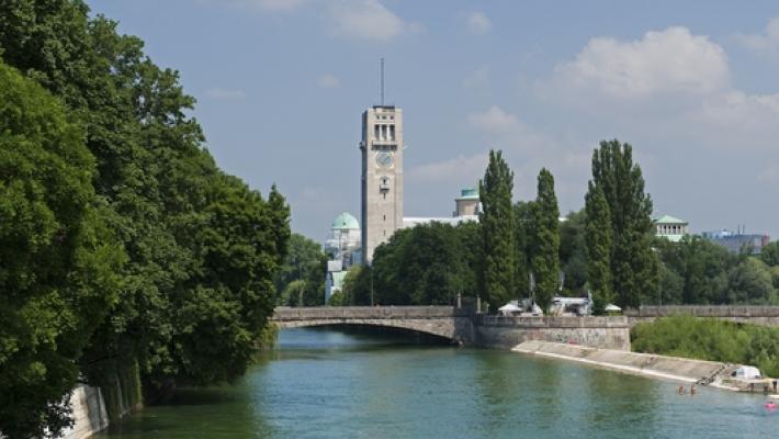 Deutsches Museum er en sann opplevelse for hele familien Siegestor (10.3 km) Triumfbuen i München er bestemt et blikkfang, særlig når mørket legger seg og triumfbuen blir opplyst.