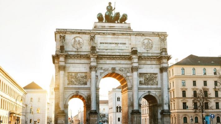 Triumfbuen Siegestor i München har blitt et vartegn for fred Pinakothek (10.5 km) I München finnes flere av Tysklands ypperste kunstmuseer.