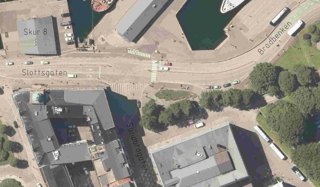 varelevering og øvrig trafikk, men legger beslag på arealer over Fisketorget og krymper avstanden mellom kjørebanen og bebyggelsen på Bryggen. I vedlagte tegningshefte 3 er alternativ 1 vist.