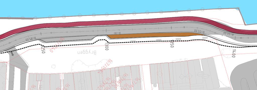 Figur 49; For å unngå innsnevring av gangarealet langs kaien, kan kjørevegen flyttes mot bebyggelsen på Bryggen. Svart, stiplet linje illustrerer ny asfaltkant.