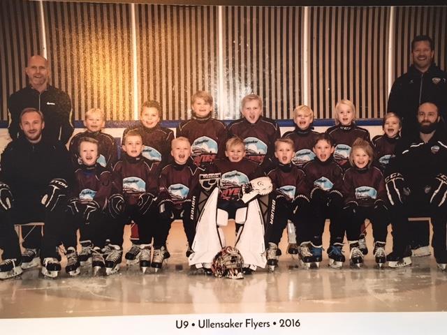 Årsberetning fra Flyers U9/2008 Trener: Hjelpetrener: Oppmann/foreldrekontakt: Materialforvalter: Evan Andriopoulos Ole Kristian Øistad / Geir Larsen Tina Nordhagen Jarle Jensen Laget har trent fast