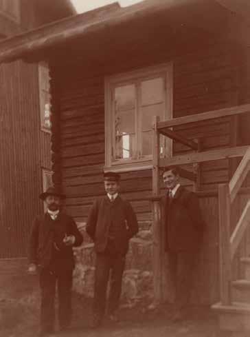 Kapteingården 1906. På terrassen står kona til kontorsjef Berger, Olga Sofie Strøm Berger med dattera Thora Maren (f. nov. 1905) på armen. De andre barna er Thorgeir Andreas Berger f.