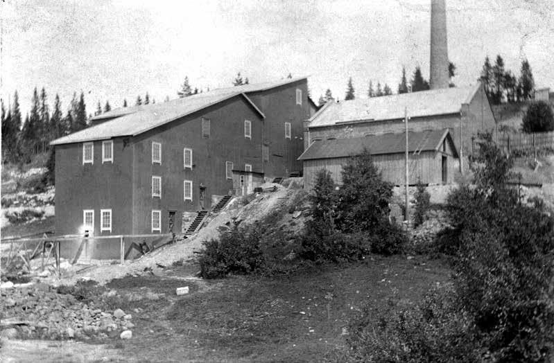 Fabrikken sett fra bunnen av lia og nord-østover. Bygningen bakerst til høyre er maskinhuset. Funksjonen til bygningen foran er ukjent.