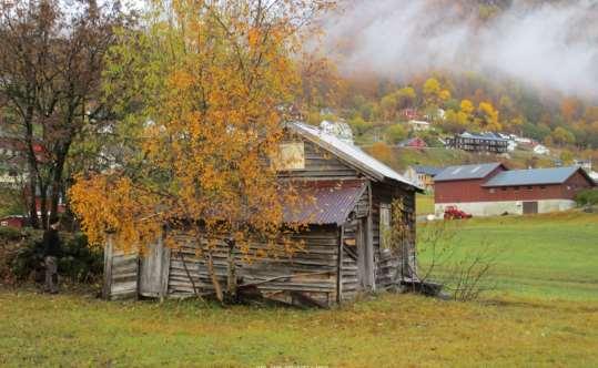 3.2 Trase fra Bygdavegen til veien mot Berge og Coop/samvirkelag (gul pil) Foto viser Urastovo.