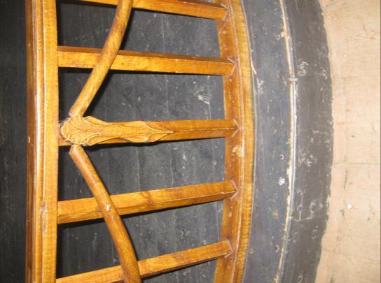Koret Detalj fra alterringen. Stol i koret. utskårne hoder på baksiden av stolen. Del av middelalder døpefont.