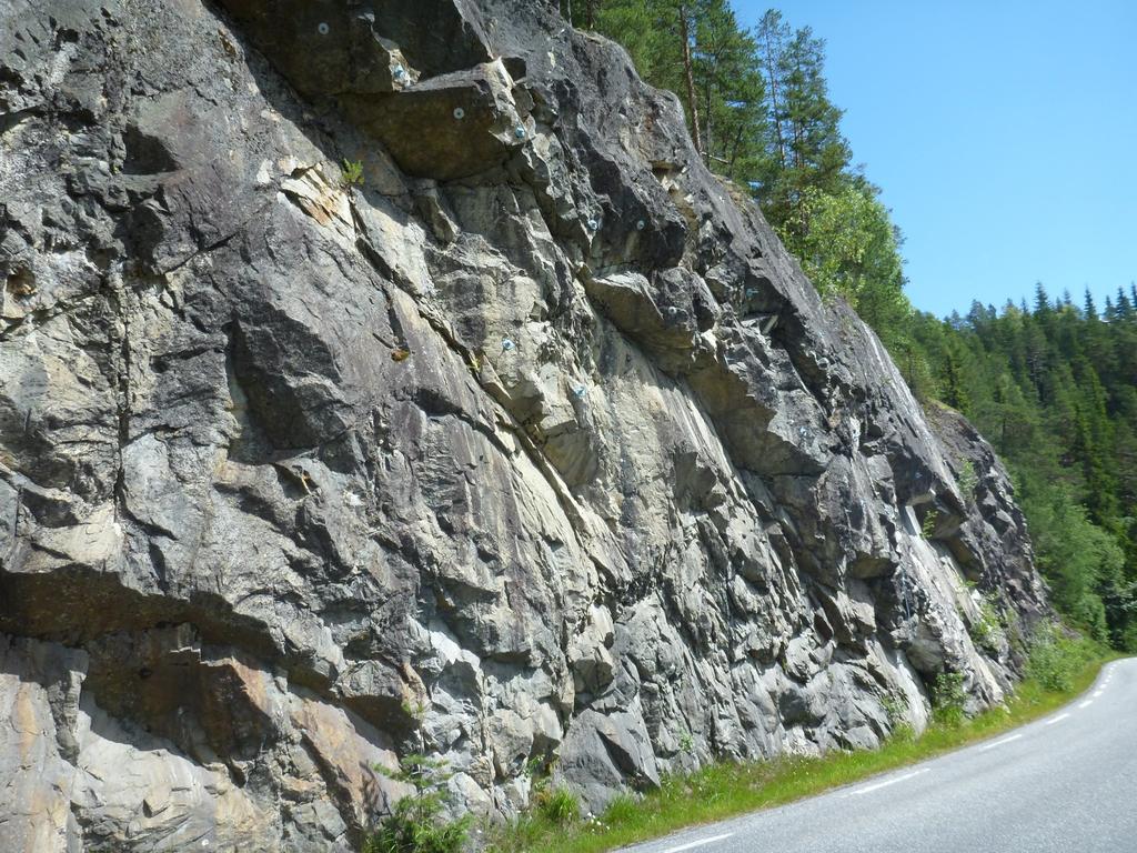 HP11, 6750 6850 meter Her er det tidlegare utført sikring i form av reinsk og bolting (Figur 13). Sikringa ser ut til å vere generelt OK, men skjeringa er ikkje gått gjennom i detalj. 12 Figur 13.