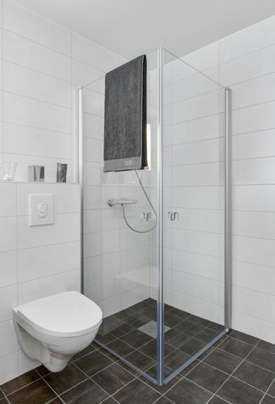flotte detaljer Integrerte hvitevarer fra Siemens Svedbergs baderomsinnredning på bad Vegghengt toalett forenkler vedlikehold Komplett vedovn