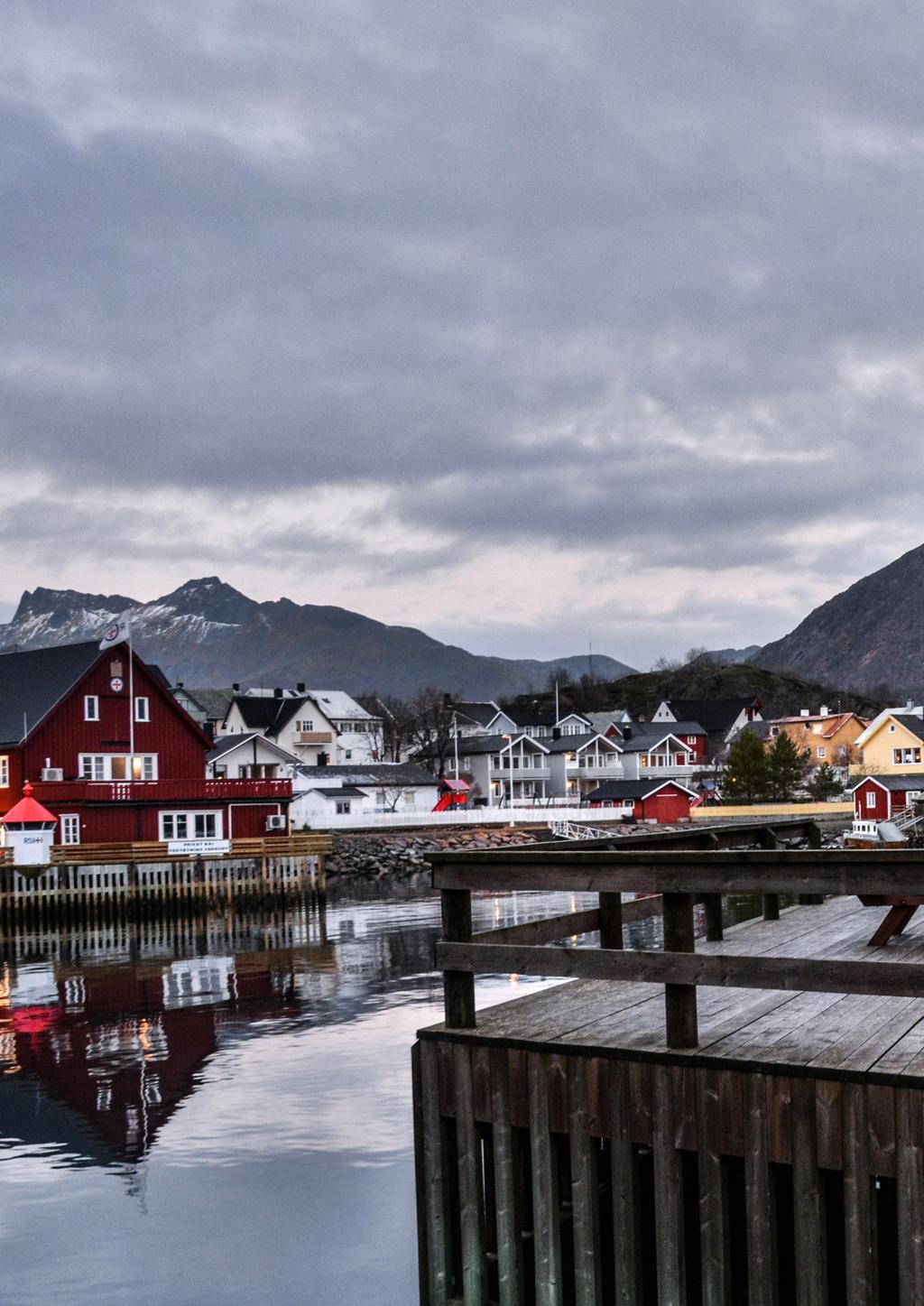 Hvorfor vannbåren varme fra Polar Energi? Jevn temperatur En luft-vann-varmepumpe bruker kald utendørsluft til oppvarming innendørs. Varmen fordeles via vannbårent system i gulv eller radiatorer.