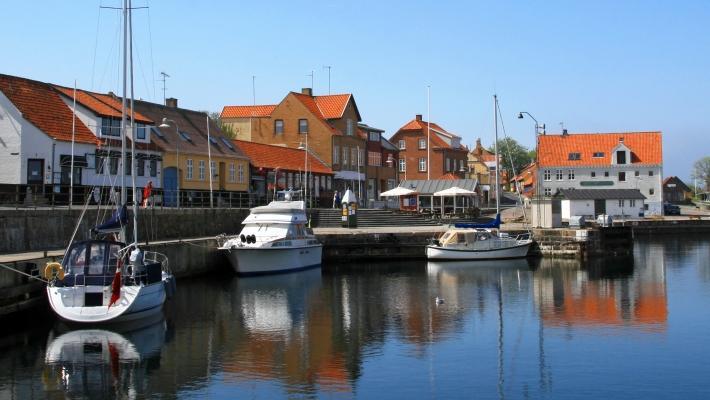 Fra havnen i Allinge er det stiforbindelse til Hammershus og båtforbindelse til Christiansø om sommeren. Hammer Fyr (1.