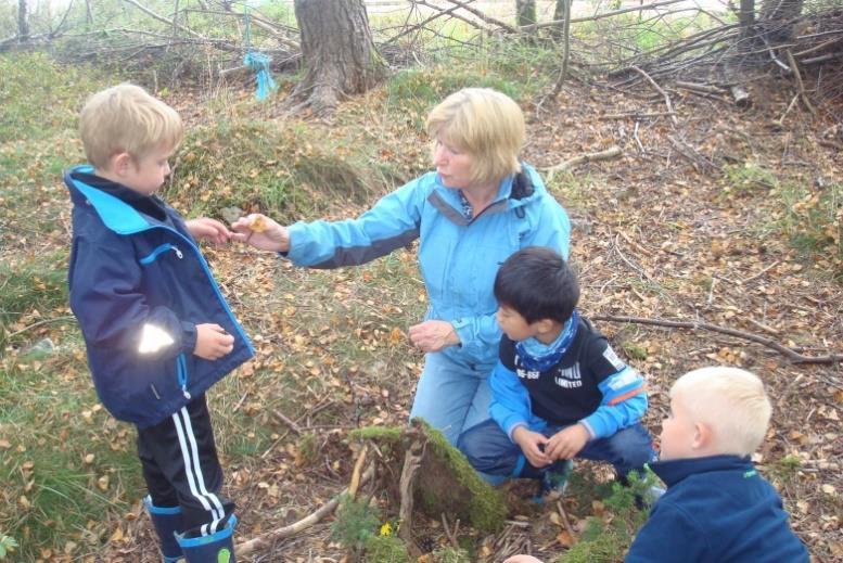 3,3 årsverk + reinhaldar. Me har to pedagogar og to fagarbeidarar. Det som fyrst og fremst særpreger Årskog barnehage er at me er ein liten barnehage kor både barn og vaksne får lett oversikt.