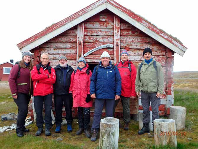 Styret og administrasjon i Kings Bay AS i front av Hammerfesthytta på Bjørnøya. Fv. Ansattes representant Turid Vilkensen, styremedlem Sven Ole Fagernæs, styremedlem Egil Murud, styreleder Unni M.