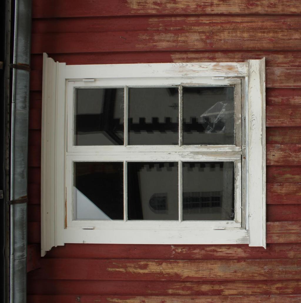 Figur 4. Røros. Vognbua. Vinduet mot syd i vestfasaden. Foto: J. Brænne. 12.6.2017.