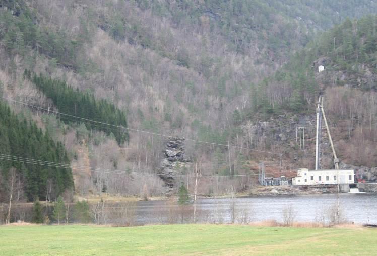 Foto tatt fra Byrkjeland og nordover. Eidesfossen kraftverk ses i høyre kant.