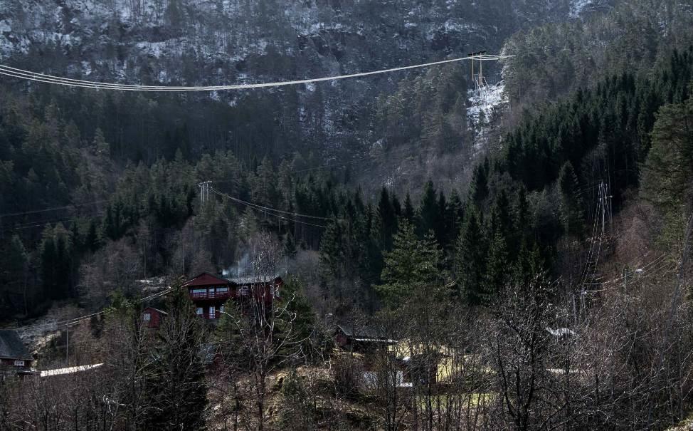 Alternativ a o Foreslått trase går relativt nære skytebanen i Jondal, betraktelig nærmere skytebanen enn det opprinnelig omsøkt hovedalternativ 1 går.