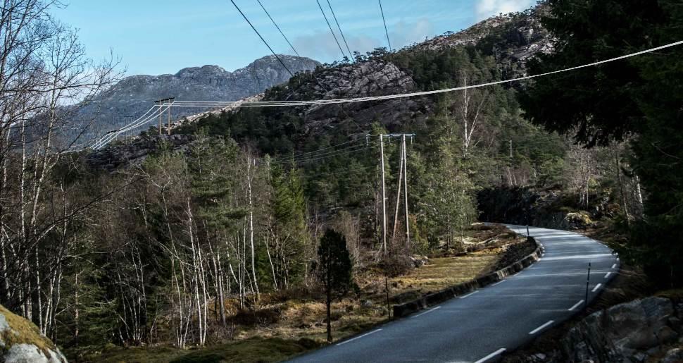 For å unngå skytebanen vil man måtte skjære gjennom naturområdet noe lengre sør. Figur 14. Foto tatt fra Selsvik mot nord. Dette viser ny 132 kv ledning alternativ a. Figur 15.