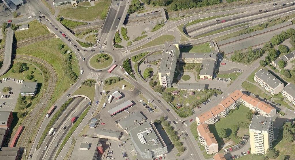 5.1 Generelt om dagens vegsystem E6 er både en nasjonal gjennomfartsåre, innfartsåre til Oslo og intern hovedveg i Oslo.