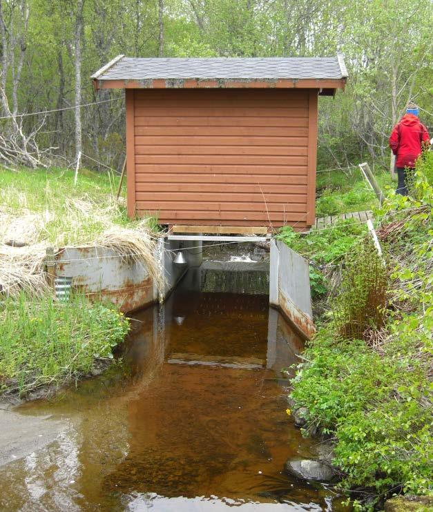 METODER Målestasjonen består av en målehytte bygget over en målerenne med Crump-overløp (figur 2). Prøvetakingen blir styrt av en datalogger og det tas vannføringsproporsjonale blandprøver.