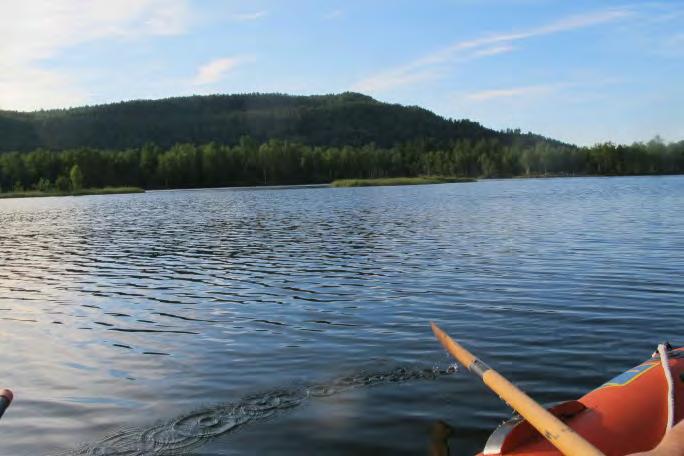 Registreringene ble foretatt inn til «vadestedet». Figur 18. Østre strand av Øvja, søndre har bratte kanter uten helofytter (venstre). Øvja, søndre og nordre har felles åpning mot elva (høyre).