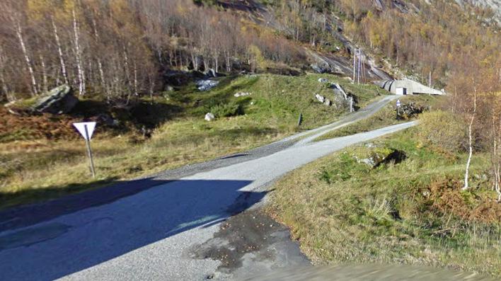 V03 Svartavassvegen Posisjon utgangspunkt N 6749482 E 314522 Ca. 19 km Fra til Vei tar av fra kommunal vei Indre Haugsdal i Haukelandsdalen går til Storavatnet og videre til Svartavatnet.