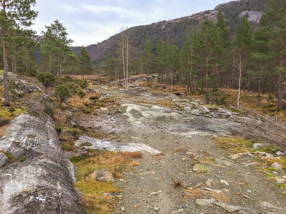 V06 Eikemo traktorvei Posisjon utgangspunkt N 6755899 E 305589 Ca. 0,4 km Tar av fra Fv 379 Masfjordvegen går innover i Eikemodalen i retning både gammel og ny ledning. Ca. 225 meter gårdsvei og videre ca.