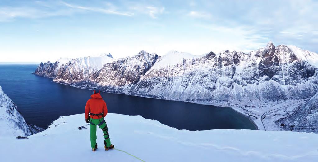 På toppen av verden - Foto: Aaron Mulkey Vinteren med sitt fargespill er et eventyr på Senja.