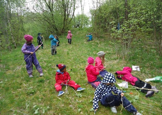 Se årsplan s.4 Natur, miljø og teknikk Vårt mål er at barna skal få oppleve glede ved å ferdes i naturen og få grunnleggende innsikt i natur, miljøvern og samspillet i naturen. Årsplan kapitel 10.