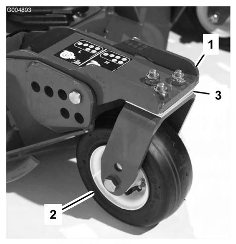 Figur 81 1. Klippehøydekjede 2. U-bolt Justere ytre klippeenheter 1. Fjern hodeskruen og mutrene som holder fast styrearmen til styregaffelen (Figur 82). 2. Plasser mellomleggene etter behov, for å heve eller senke styrehjulene til klippeenheten har korrekt stigning.