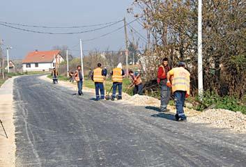 вести ци ја, јер је 300 ми ли о на издво је но за ра до ве на са на ци ји пут них пра ва ца ка гра ду, а 50 ми ли о на за на ста вак из град ње ка на ли за ци је у Ма чван ској Митро ви ци и Ла ћар