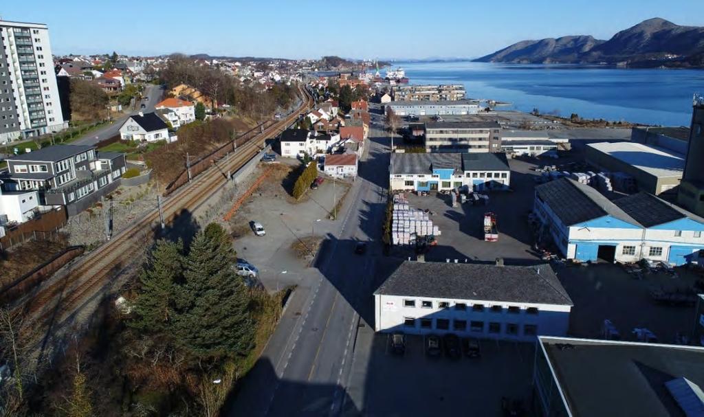 betydelig høyere. Et profil på 11 m vil ikke ivareta trafikksikkerheten på en optimal måte og er derfor ikke en løsning sør i Strandgata.