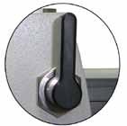 2 Knivhammeren (11) må låses på plass med låseknappen (23) før prøven eller kniven byttes og før apparatet transporteres.