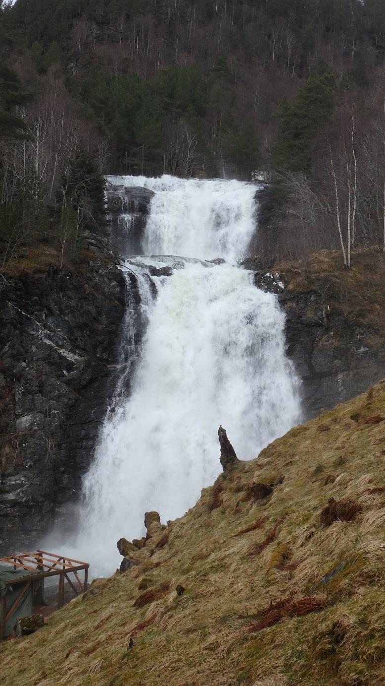 Side 4 Når det går 3,2 m3/s i nedre foss og 0,2 m3/s i øvre foss, vil publikum få noko å undre seg over.