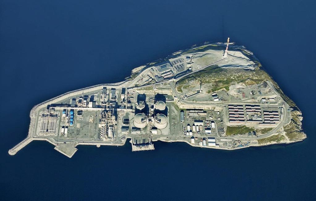 1.1 Områdebeskrivelse Melkøya (70 41 18 N, 23 36 30 E) ligger i den østlige delen av Sørøysundet i Finnmark. Øya ligger 2.5 km fra Hammerfest havn og korteste avstand til fastlandet er 400 meter.