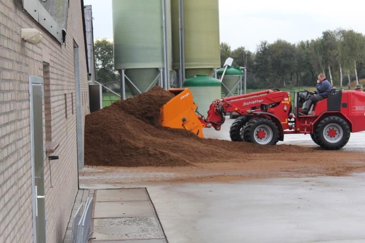 795 1200 35 175 225 77 350,- Egnet for utlegging av sagflis, kutterflis, pellets av halm, torv og kompost Mengdevalse for nøyaktig legging av strø i hele skuffas bredde To mateskruer i skuffa for å