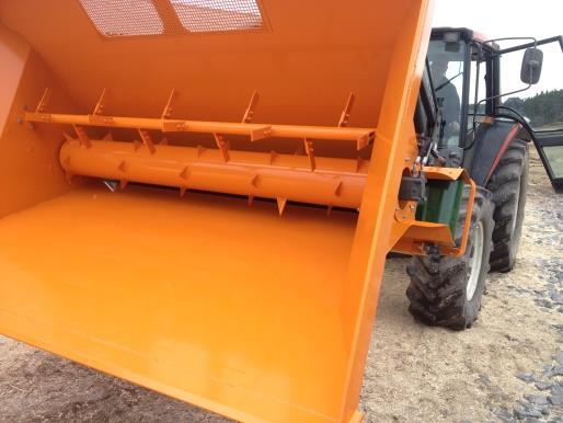 ZX kan spre sagflis, kutterflis, knust halm, kuttet halm, kompost eller torv, og er derfor en allsidig maskin Maks last Maks trykk Maks ZX 750 1400 600 300 500 25 175 225 49 850,- ZX 1000 1400 1000