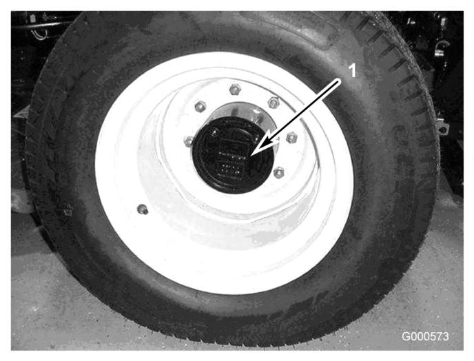 2. Plasser et tappefat under navet. Ta ut pluggen, og la oljen renne ut. 3. Plasser et annet tappefat under bremsehuset på den andre siden av hjulet (Figur 44). 1. Kontroll-/tappeplugg Figur 42 2.