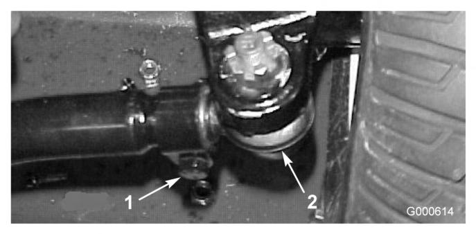 Figur 48 1. Parallellstagklemme 2. Kuleledd til parallellstag 3. Løsne klemmene på begge sider av parallellstagene (Figur 48). 4. Vri det frittstående kuleleddet innover eller utover én (1) hel omdreining.