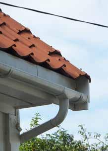 Takrennene er en del av taket. På hus eldre enn 50 år bør det ikke brukes takrenner av plast. Riktig materiale er sink, men også lakkert stål og aluminium kan aksepteres.