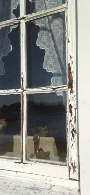 Vindu Den eldste typen vindu har blyinnfattede glass. Glassene er små og består oftest av bare ett fag. Blysprossene er forsterket utvendig med avstivere av jern eller hardtre (einer).