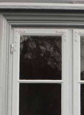 Vindusramme med fals (eks.bilde) Vindusramme uten fals (eks.bilde) En annen viktig detalj er vindusrammens tilslutning til karmen. Mange, gamle vinduer har fals rammen overlapper karmen.