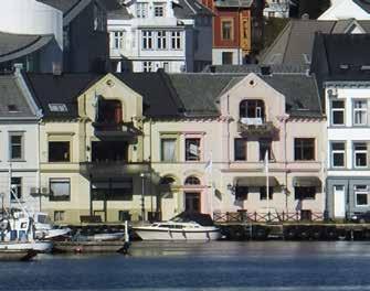 Mens det i Flekkefjord og Mandal er empiren som dominerer den gamle bykjernen, er det sveitserstilen som er mest fremtredende i Farsund.