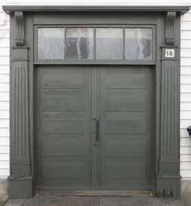 Dør Empirens dører har dørblad med enkle fyllinger i form av rektangulære, utenpåliggende felt.