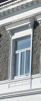 Denne typen vinduer finner vi også på andre bygninger i bykjernen, f.eks. Kirkegt. 4 (s. 42).