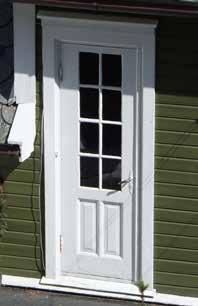 Tidstypisk er også vinduer med blanding av hele rammer og rammer med småruter. Vinduene i Farøyvn.