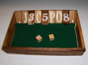TERNINGSPILL SHUT THE BOX Dette spillet består av to terninger og ni treklosser med hvert sitt tall fra 1 til 9. Man kaster begge terninger hver gang.
