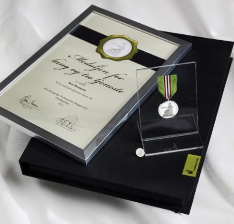 Medaljen for lang og tro tjeneste er en unik, tradisjonsrik påskjønnelse som bedriften kan benytte for å vise at man verdsetter erfaring og stabilitet.